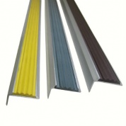 Угловая алюминиевая противоскользящая накладка на ступени с серой резиновой вставкой