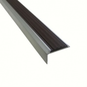 Угловая алюминиевая противоскользящая накладка на ступени с коричневой резиновой вставкой