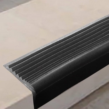 Угловая самоклеящаяся противоскользящая накладка на ступени серая