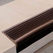 Угловая самоклеящаяся противоскользящая накладка на ступени коричневая