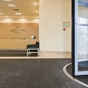 Установка грязезащитных покрытий в холле и в револьверных дверях бизнес-центра "Kutuzoff Tower", Москва, март 2011 году