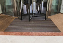 Галерея алюминиевых решеток с грязезащитными вставками